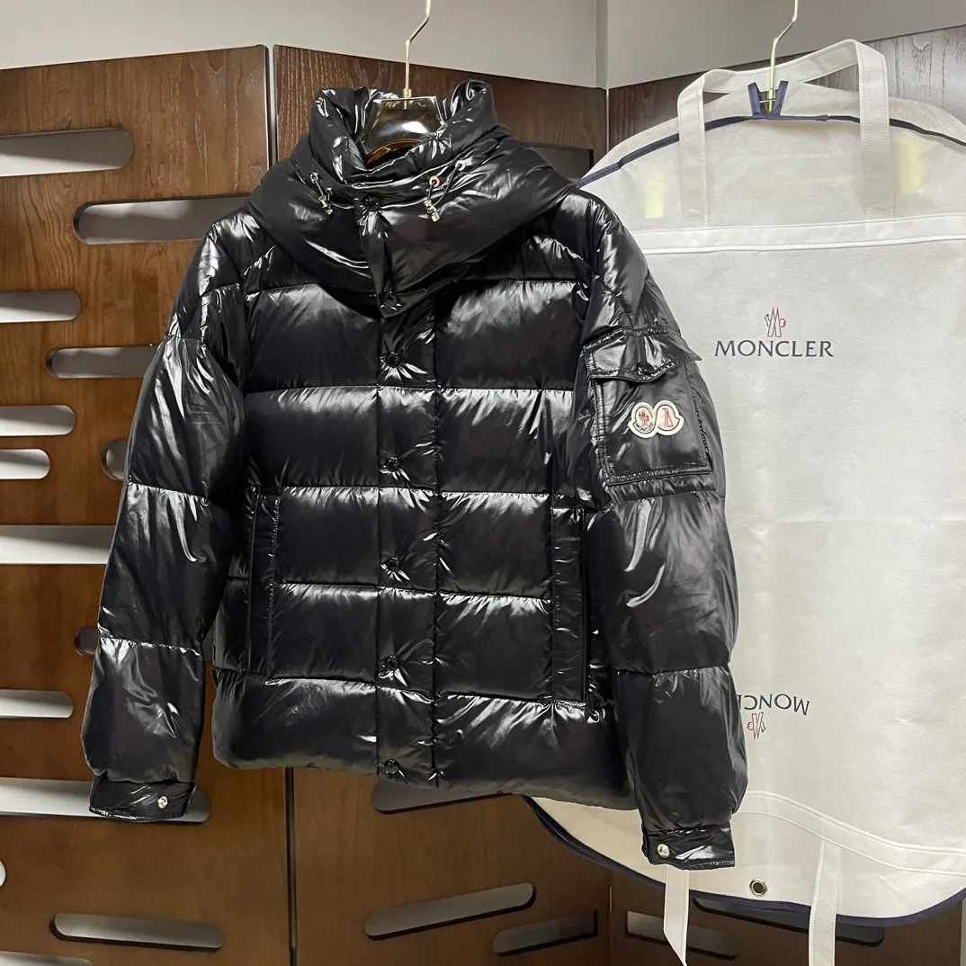 P390 Moncler/ 2026 70 、 。 DNA ， ， 。 Classic ， 、 。 Classic 70 。 Quality， 90 ，Premium Quality ， ，Black ！ Sizes M-3XL